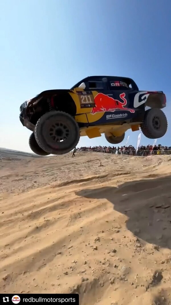 Repost redbullmotorsports・・・
Giving ‘flying through the desert’ a whole new meaning ??️ RallyRaid W2RC