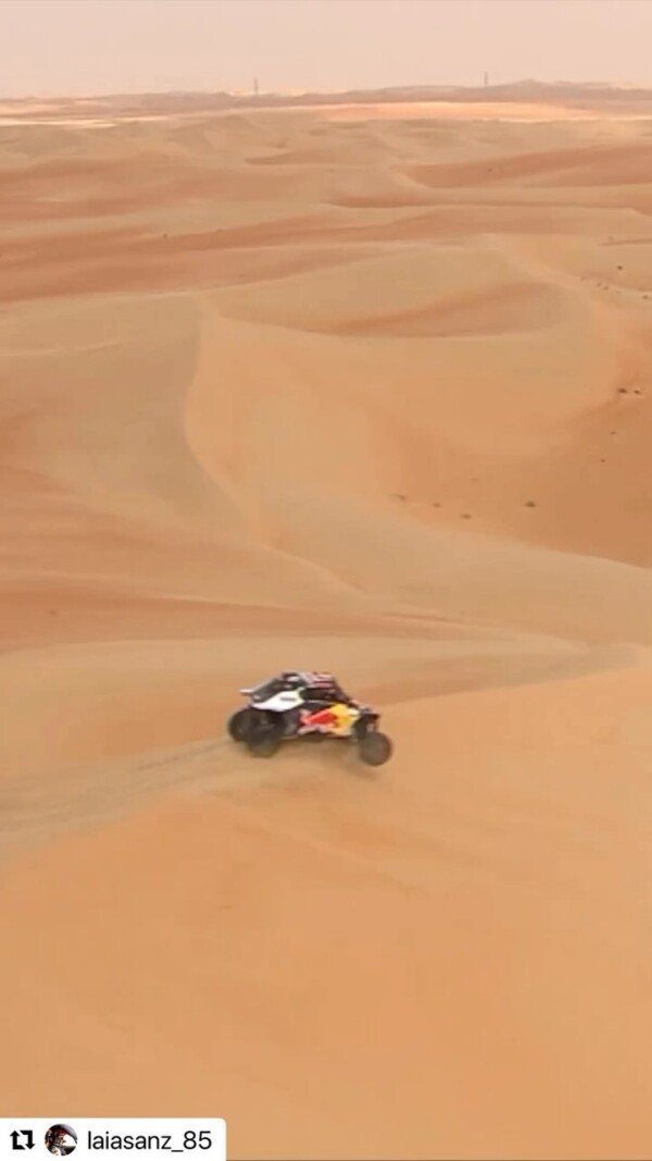 REPOST?laiasanz_85 

What a blast in the dunes!! Today, in the 4th and penultimate stage of the Abu Dhabi Desert Challenge, we were leading until a mechanical issue forced us to stop at km 100.Such a shame, but I’m very pleased with the pace we’ve had, battling with the leaders of the Challenger category ?
-
Qué disfrute en las dunas!! Hoy, en la 4ª y penúltima etapa del Abu Dhabi Desert Challenge, íbamos liderando hasta que en el km 100 un problema mecánico nos ha obligado a parar. Una lástima, pero estoy muy contenta con el ritmo que hemos tenido luchando con los dominadores de la categoría Challenger ?
-
Com ens divertim a les dunes!! Avui, a la 4a i penúltima etapa de l’Abu Dhabi Desert Challenge, anàvem liderant fins que al km 100 un problema mecànic ens ha obligat a parar. Una llàstima, però estic molt contenta amb el ritme que hem tingut lluitant amb els dominadors de la categoria Challenger ?