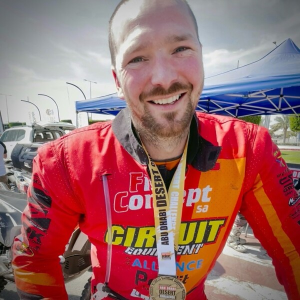.Heartbroken to learn about the passing of Jonathan Savel. 

Jonathan completed his first ever Abu Dhabi Desert Challenge this year in the toughest category, the Malle Moto, and became part of the elite of riders to have succeeded in such a demanding quest. 
 
Jonathan was a member of the Belgian Police’s Special Forces, and he lost his life in the front, while performing his duty. 

Our thoughts are with his family and loved ones at this very sad time.

ببالغ الحزن والأسى تلقينا خبر وفاة المتسابق البلجيكي جوناثان سيفل.

شارك جوناثان سيفل في نسخة العام الحالي من رالي أبو ظبي الصحراوي، حيث أكمل الرالي بنجاح ضمن فئة (مالي موتو) لأول مرة في مسيرته، وهي فئة تُعَدُّ من بين الأصعب في الرالي. أصبح جوناثان واحدًا من نخبة الدراجين الذين نجحوا في هذه الفئة.

كان جوناثان عضوًا في الوحدة التكتيكية للشرطة الفيدرالية البلجيكية، وفارق الحياة أثناء أداء واجبه.

نعرب عن أحر التعازي وأصدق المواساة إلى أسرة جوناثان، ونتضامن معهم في هذه اللحظة الحزينة.